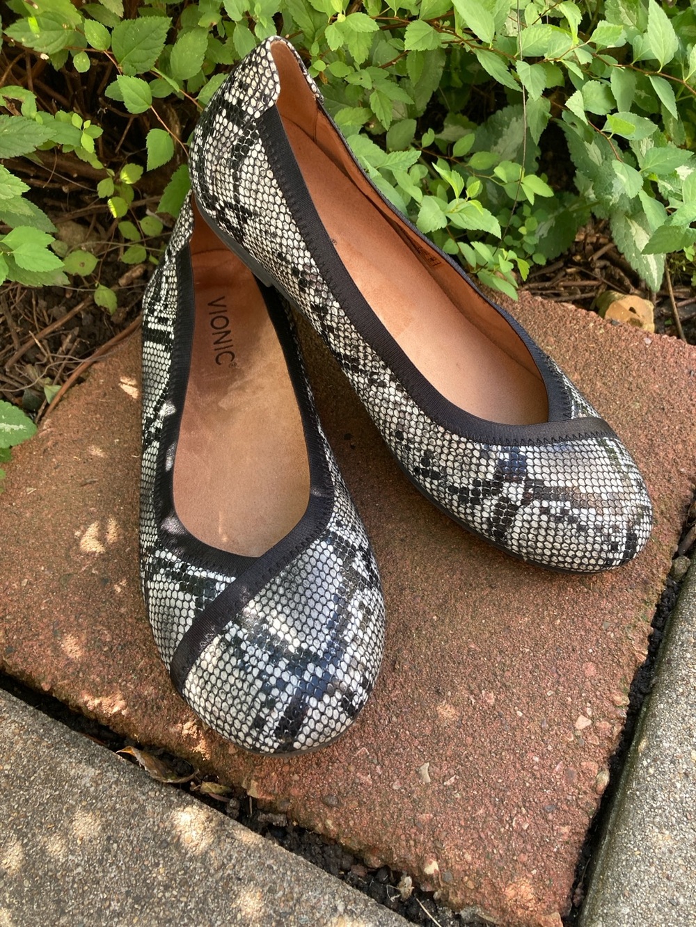 Vionic Size 7.5 Caroll snake print leather slip on ballet flats